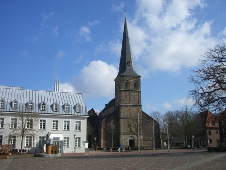 Rheinberg : Großer Markt, im Bild links das Stadthaus, rechts die Kath. Pfarrkirche St. Peter